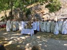 La communauté des prêtres autour de l'évêque, bénissant les saintes huiles